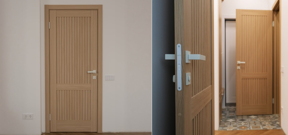 Межкомнатные деревянные двери с вертикальными панелями и белой фурнитурой в светлом интерьере.