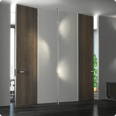 Дизайнерские межкомнатные двери с деревянной отделкой и стильными ручками в светлом интерьере.