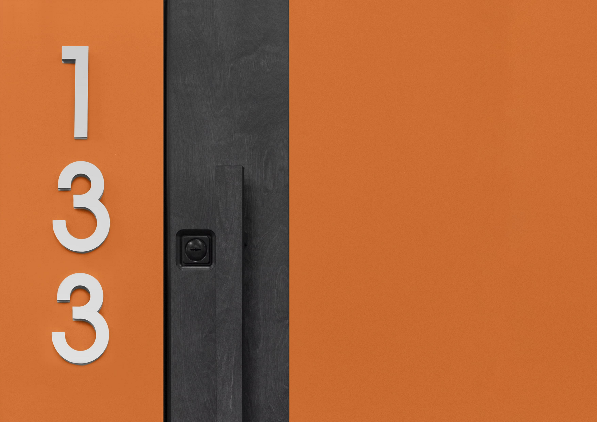 Номер на дверь — современный акцент в дизайне входной двери с вертикальной нумерацией.