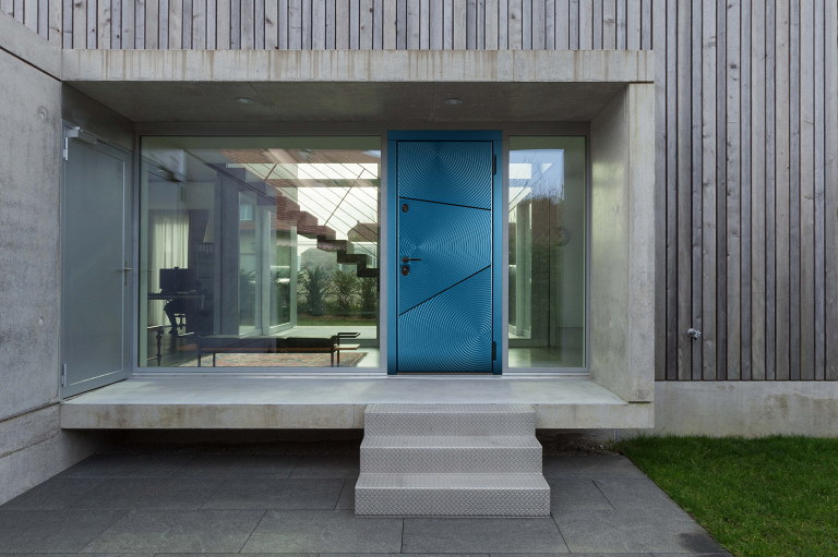 Голубая входная дверь в дом