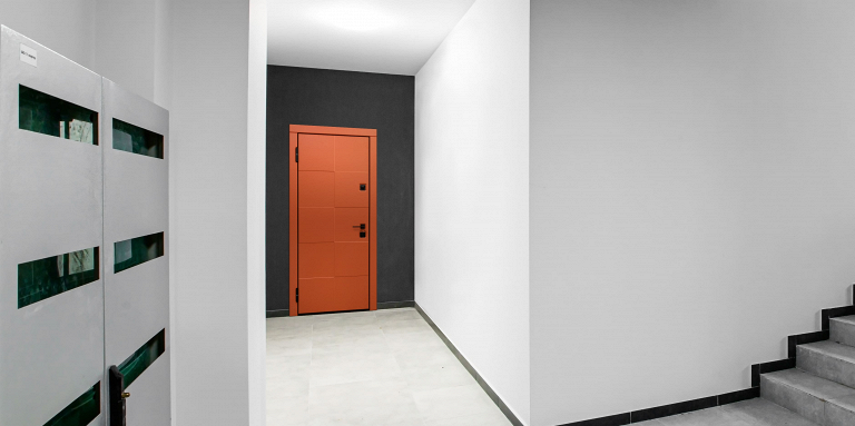 Оранжевая дверь в квартиру