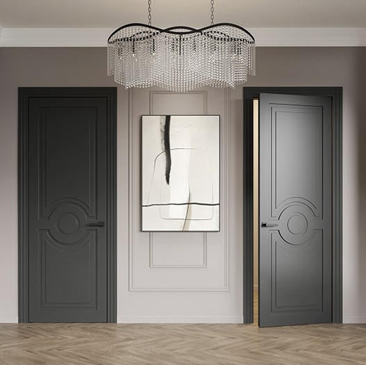 Серые межкомнатные двери с вертикальными линиями и лаконичными ручками на фоне светлой стены.