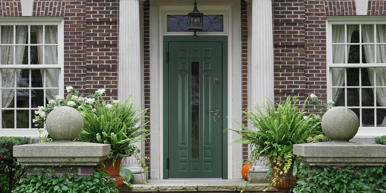Зеленая входная дверь с окном