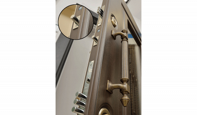 Ночная задвижка входной двери с качественным механизмом для усиленной защиты и взломостойкости.