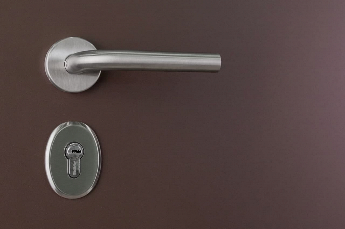 Фурнитура в цвете «Матовый хром» с ручкой «Fuaro TOR»