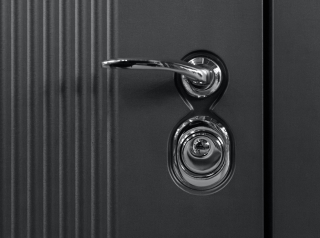 Взломостойкие входные двери — система ребер жесткости и усиленная защита от взлома.