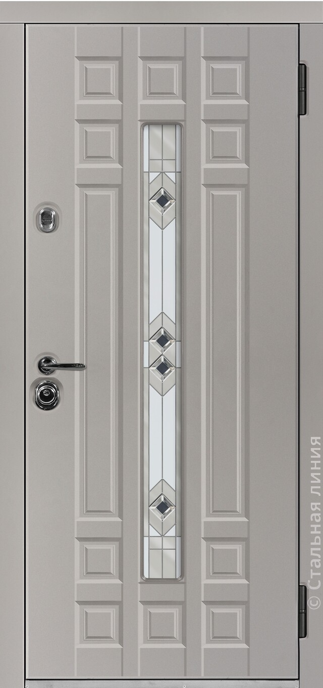 Входная дверь с витражом серого цвета, вертикальная монохромная вставка с ромбовидным узором.