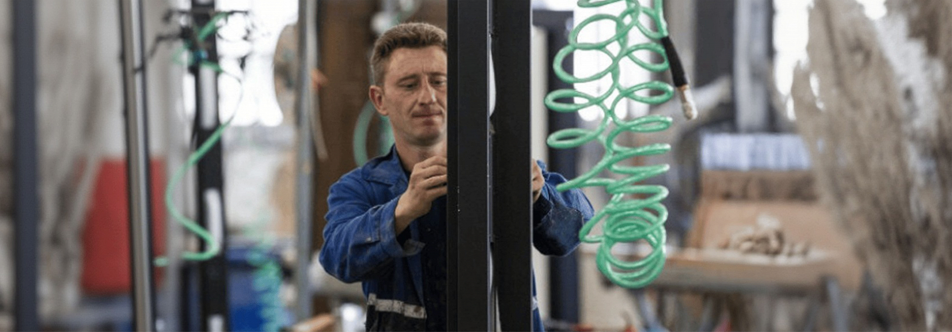 Производство металлических входных дверей на заводе "Стальная Линия" на современном оборудовании.