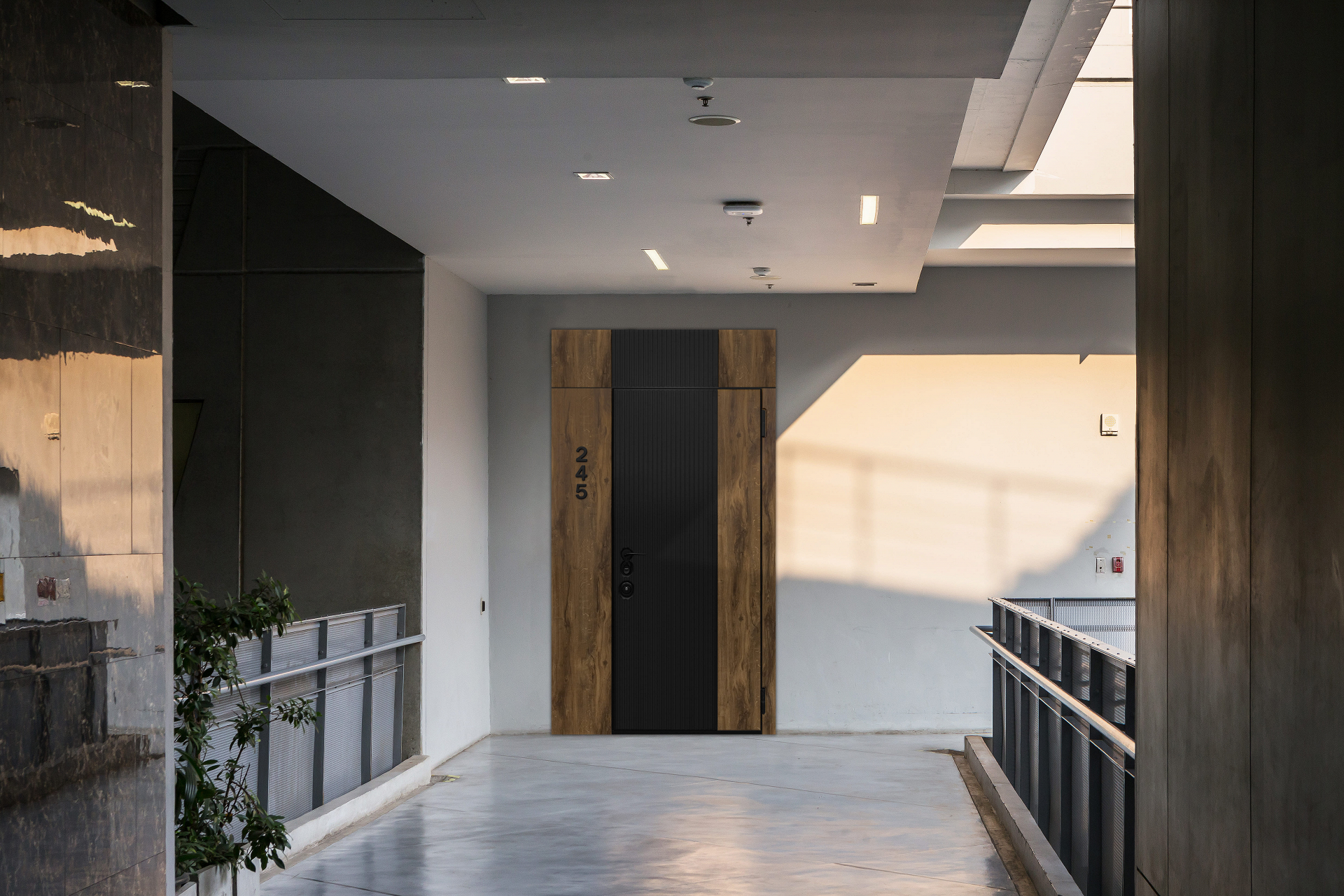 Входная дверь с фальш-панелью — современный дизайн с вертикальной вставкой и нумерацией квартиры.