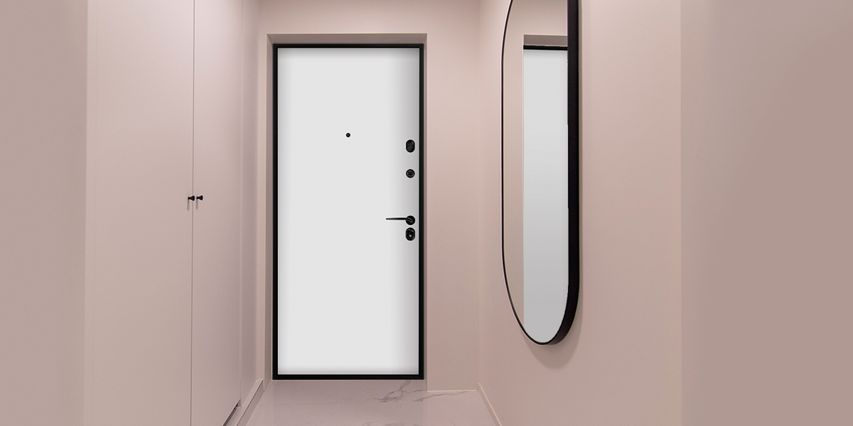 Входная дверь с черной фурнитурой