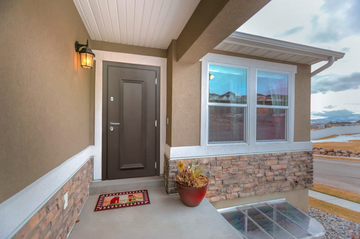 Коричневая входная дверь в дом с фурнитурой цвета «Хром»