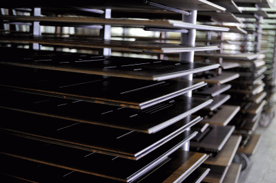 Отделка входной двери с современными материалами, обеспечивающими защиту и эстетичный внешний вид.