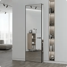 Межкомнатные двери с зеркалом и встроенными полками в современном светлом интерьере.
