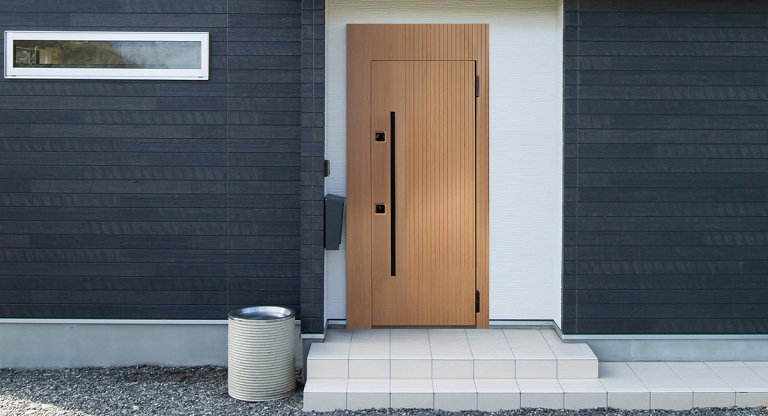 Современная входная дверь в дом с широкими наличниками | Модель «Лансберг» — Стальная линия
