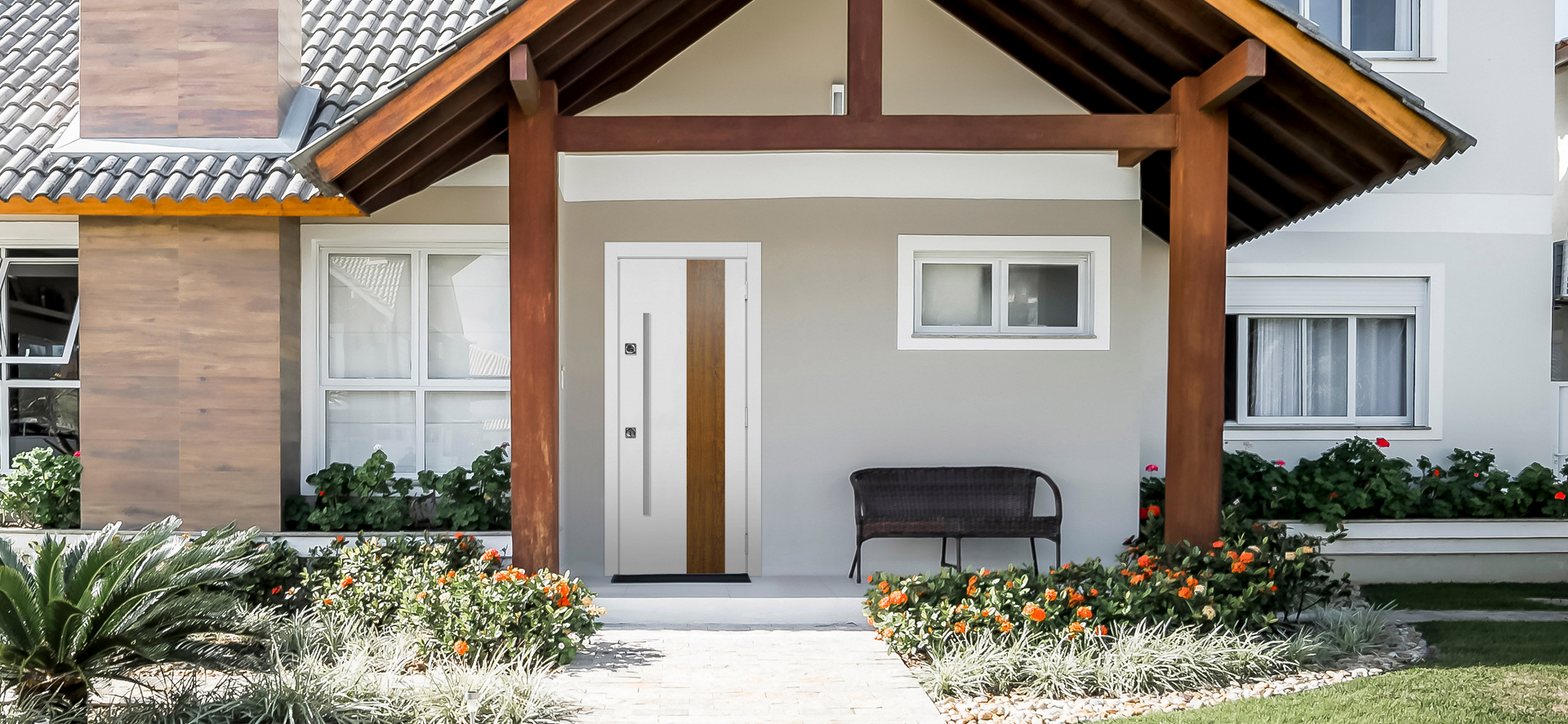 Входная дверь «Хаски В» с отделкой «Авенида» — муар «Белый», полоса — ламинированное покрытие «Дуб золотой»