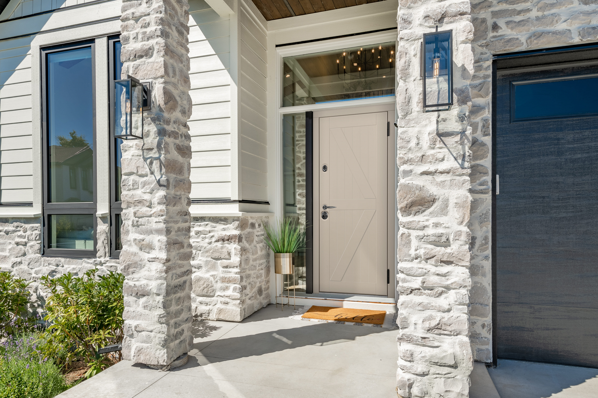 Бежевая входная дверь в дом