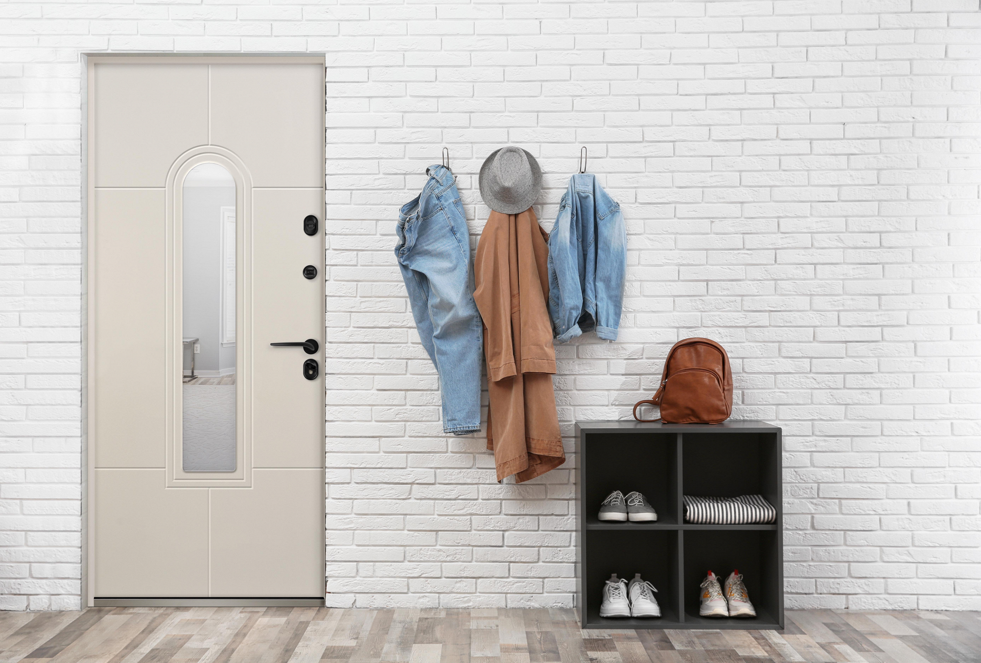 Входная дверь цвета слоновой кости