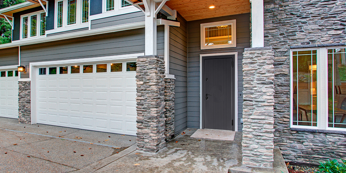 Серая дверь в дом