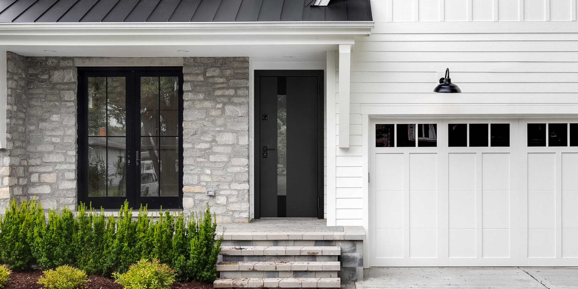 Темная входная дверь с окном