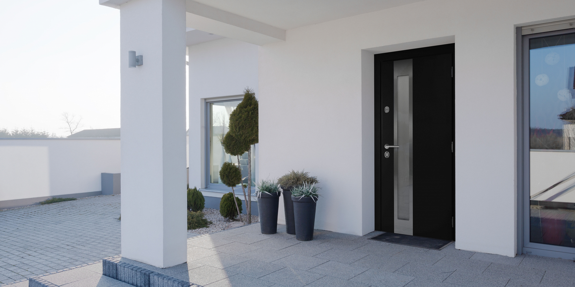 Черная входная дверь с окном