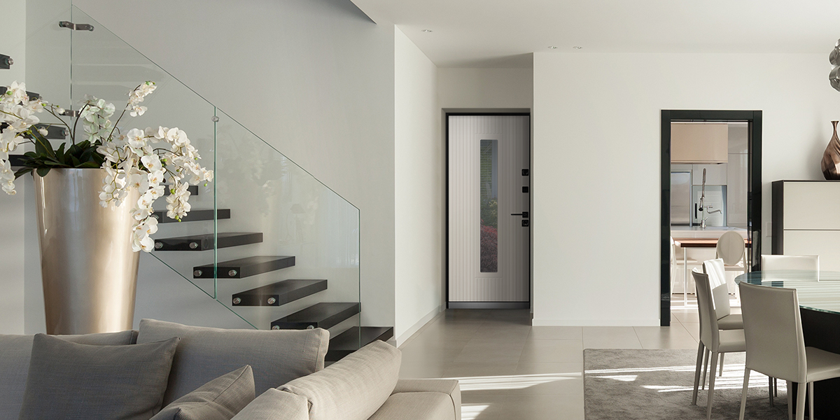 Бежевая входная дверь в дом