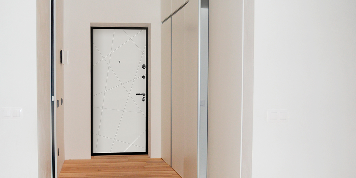 Белая входная дверь в квартиру