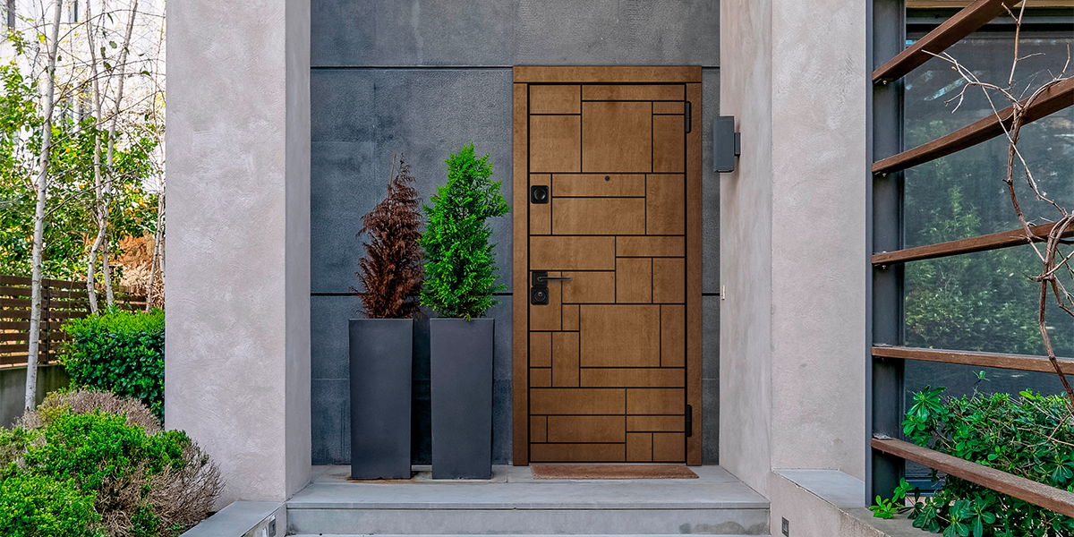 Входная дверь в дом с отделкой из дерева