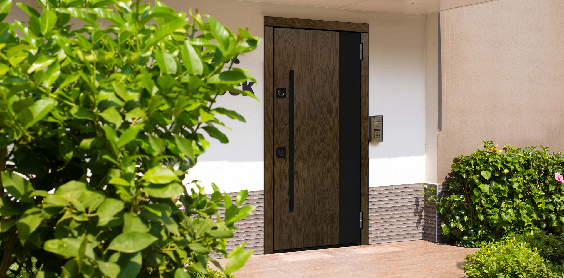 Модель «Корфу» — входная дверь с отделкой из дерева со вставкой SteelLak