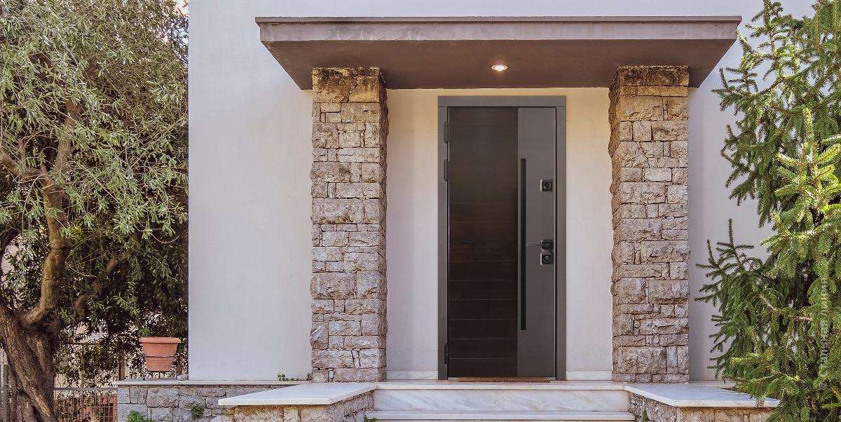 Модель в лаконичном стиле: входная дверь в дом по индивидуальному заказу - «Стальная Линия»