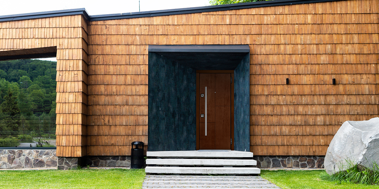 Модель «Каталина» — входная дверь в дом с наружной отделкой из дерева