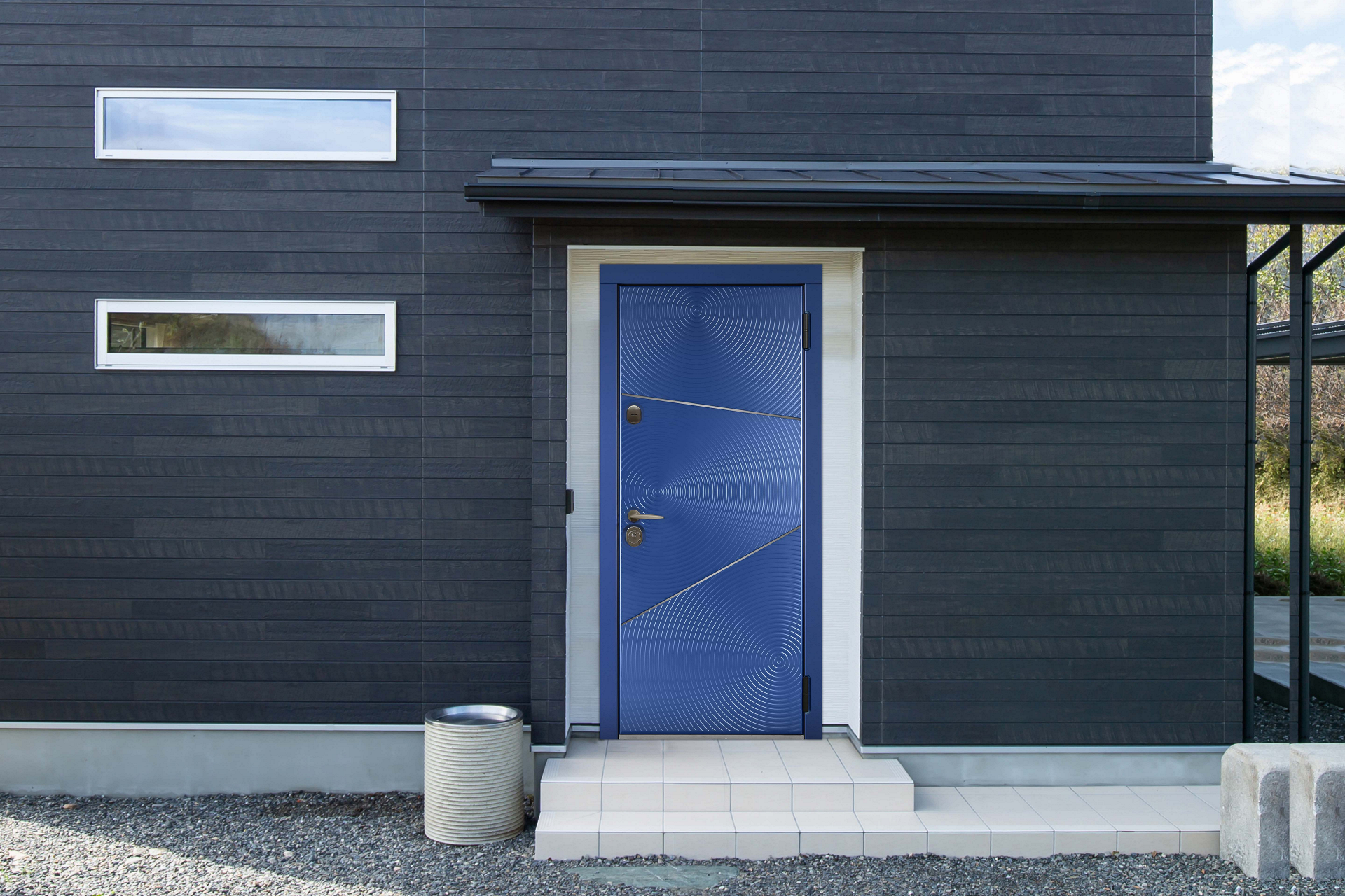 Синяя входная дверь в дом&nbsp;