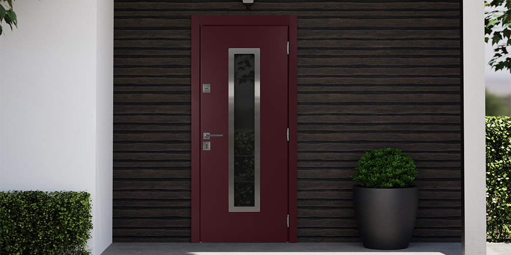 Теплая входная дверь в дом цвета гранат