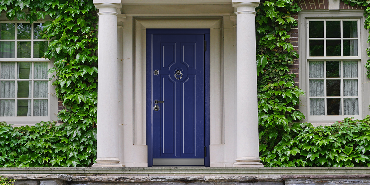 Синяя входная дверь со стучалом